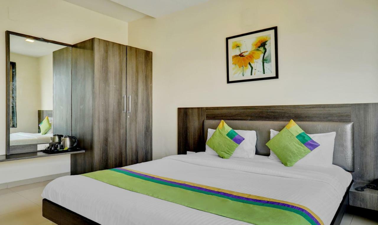Treebo Bhagyashree Executive Hotel Mundhva Exterior foto